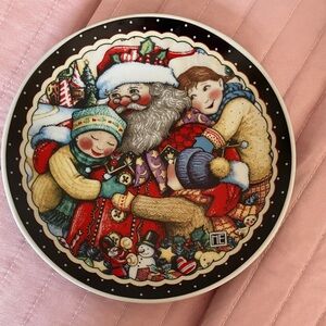 Mary Engelbreit Christmas plate with Santa and Children 7.5” EUC